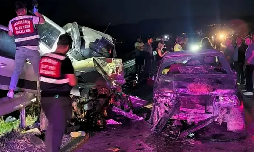 3 Araç Birbirine Girdi, 1 Ölü, 5 Yaralı