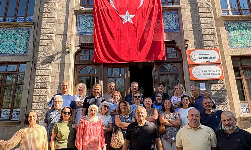 40 Yıl Sonra Aynı Sıralarda Buluştular