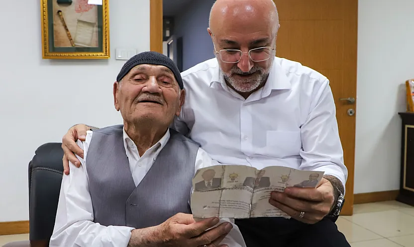 89 Yaşındaki Hüseyin Üçok, Cumhurbaşkanı Erdoğan'a Muhabbetini AK Parti'de Anlattı