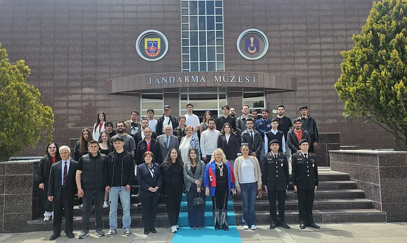 ADD'li Gençler, İsmet İnönü'nün Kızıyla Sohbet Etti