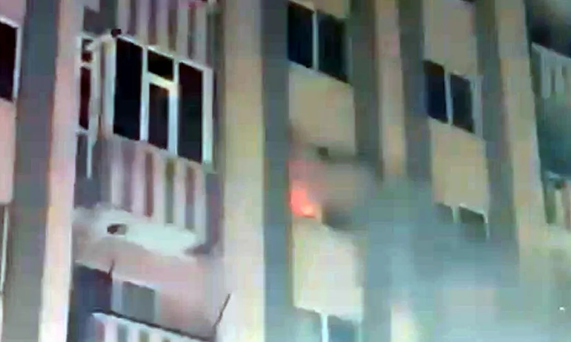 Afyon'da Apartmanda Yangın: Mahalleli Sokağa Döküldü