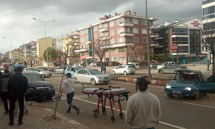 Afyon'da Bu Kavşak Neden Kapanmıyor? Yine Kaza, Yine Yaralı