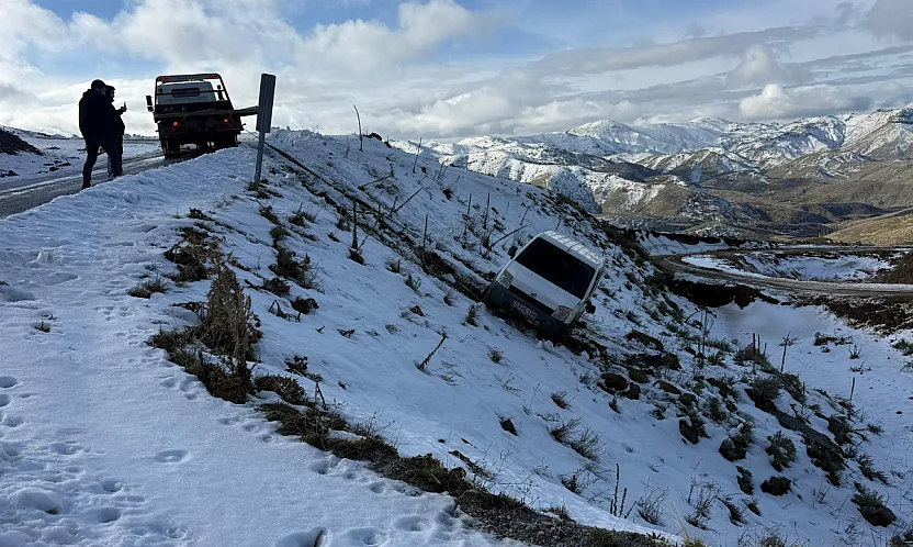 Afyon'da Faciadan Dönüldü: Uçurumdan Düşen Araçta 2 Kişi Ölümden Döndü