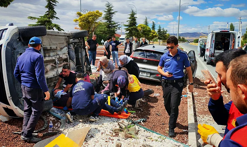 Afyon'da Feci Kaza! Otomobiller Savruldu, 7 Yaralı