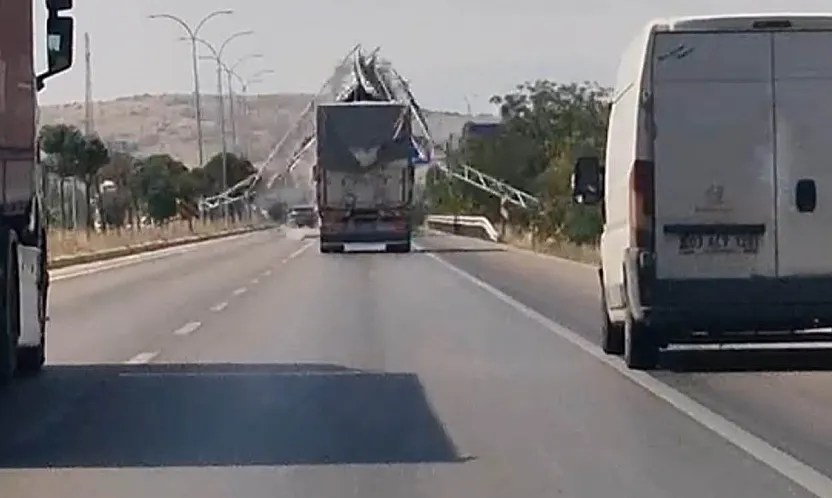 Afyon'da Kamyon Dehşeti! Açık Damper Levhaları Devirdi