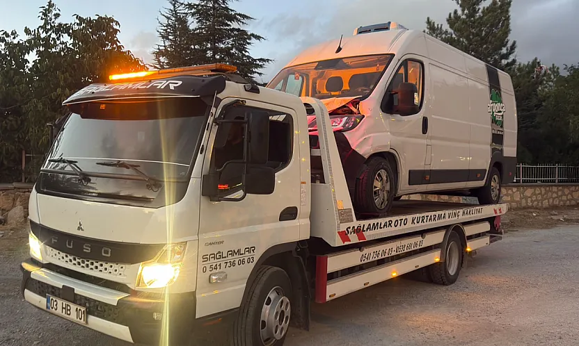 Afyon'da Kamyonet ile Otomobil Çarpıştı: 3 Yaralı