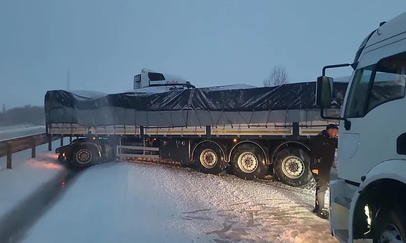 Afyon'da Kar Yolları Kapattı, Ekipler Çalışıyor