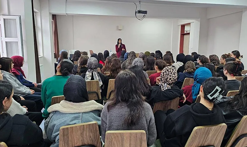 Afyon'da Kız Öğrencilere 'Örnek Ahlak' Semineri Verildi