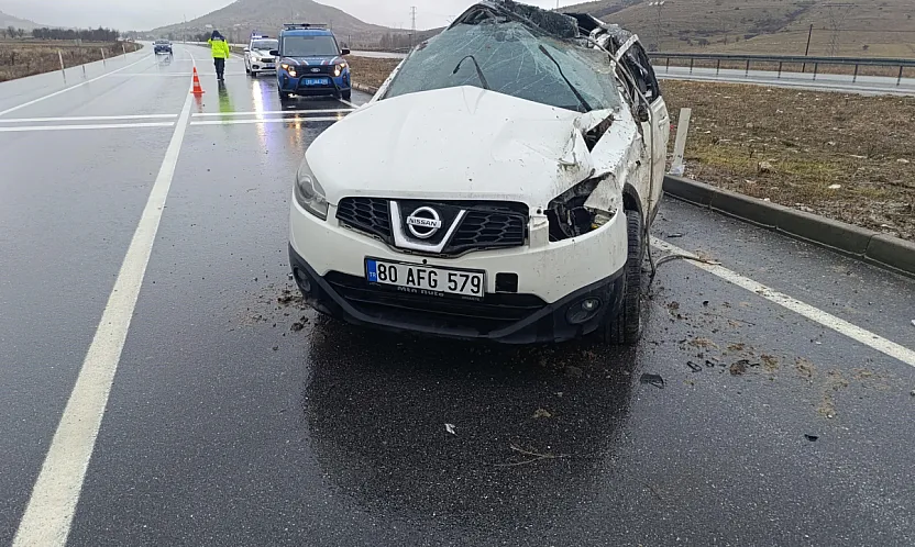 Afyon'da Kontrolden Çıkan Araç Takla Attı: 3 Yaralı