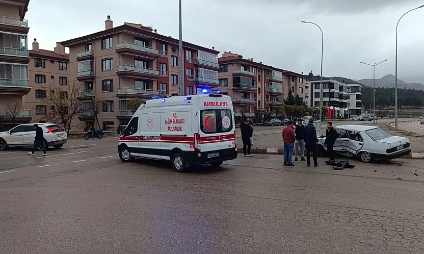 Afyon'da Kontrolden Çıkan Otomobil Zincirleme Kazaya Neden Oldu
