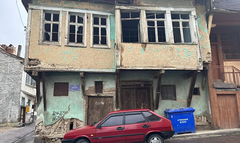 Afyon'da Korkutan Görüntü: Her An Çökebilir!