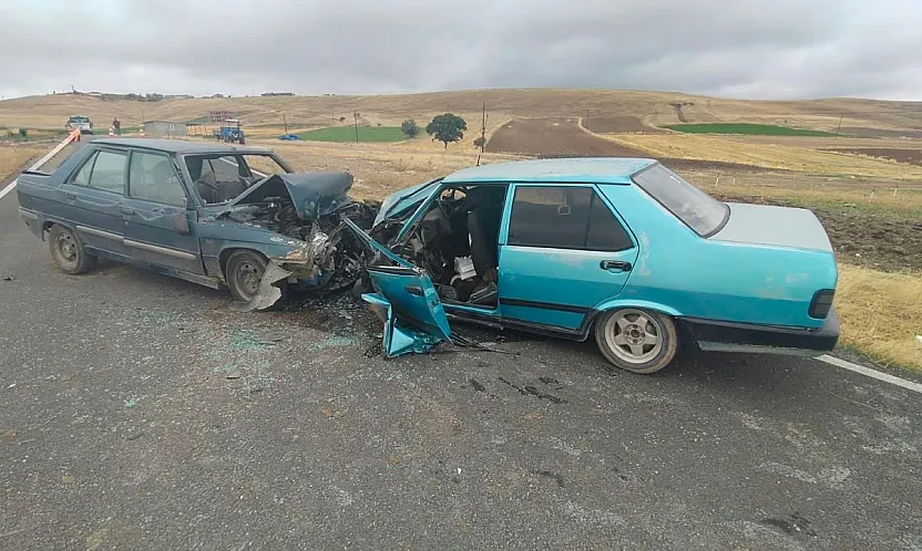 Afyon'da Korkutan Kaza! Otomobiller Kafa Kafaya Çarpıştı