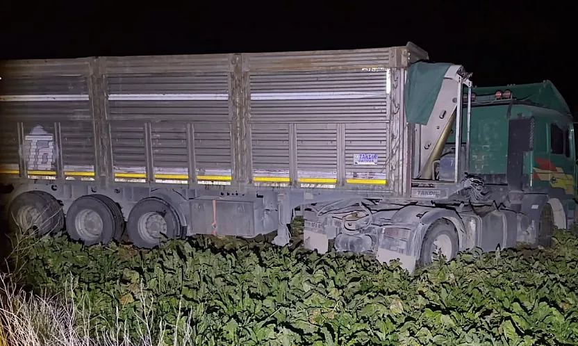 Afyon'da Korkutan Kaza! Tır Kontrolden Çıkıp Tarlaya Girdi
