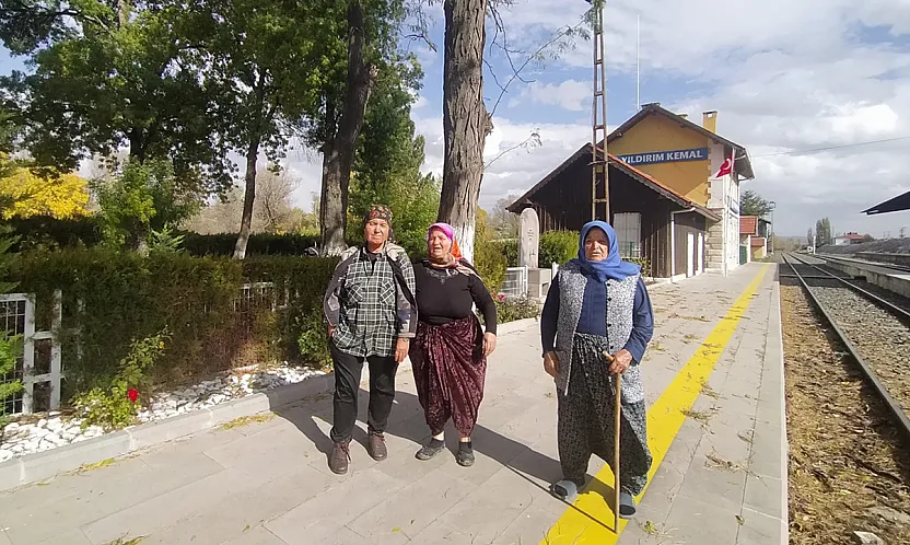 Afyon'da Köyde Ekmek Krizi: Haftada Bir Gelen Bakkalı Bekliyorlar!