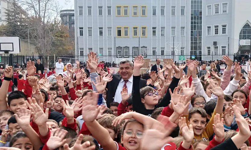 Afyon'da Milli Eğitim Müdürü'ne Öğrencilerden Sevgi Seli
