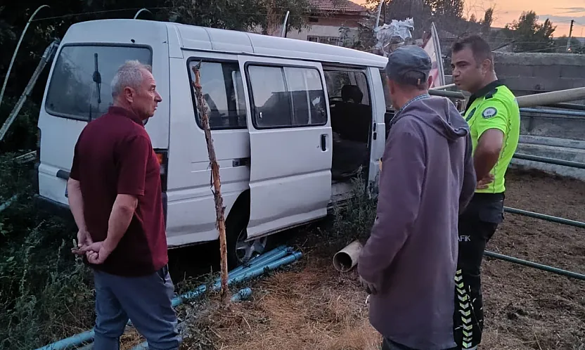 Afyon'da Minibüs Bahçeye Uçtu! Alevlere Ev Sahipleri Müdahale Etti