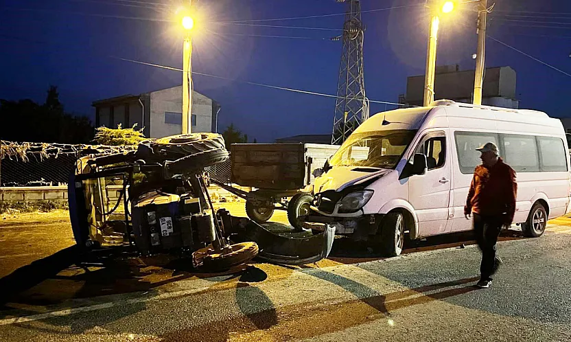 Afyon'da Minibüs ile Traktör Çarpıştı: 6 Yaralı