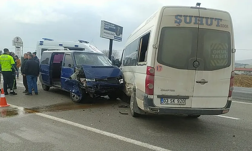 Afyon'da Minibüslerin Çarpıştığı Kazada 7 Yaralı