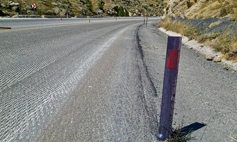 Afyon'da Mor Boya Skandalı! Yol 5 Kilometre Boyunca Kazındı