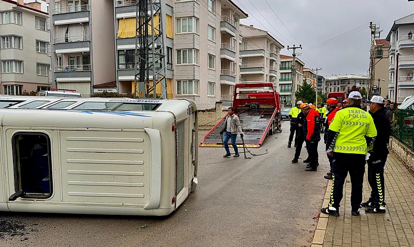 Afyon'da Öğrenci Servisiyle Dolmuş Çarpıştı