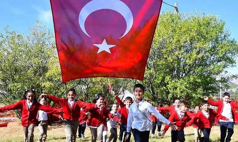 Afyon'da Okullar İkinci Dönemde Bayraklara Bezenecek