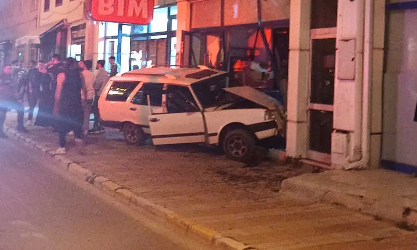 Afyon'da Otomobil Markete Daldı! O Anlar Kamerada