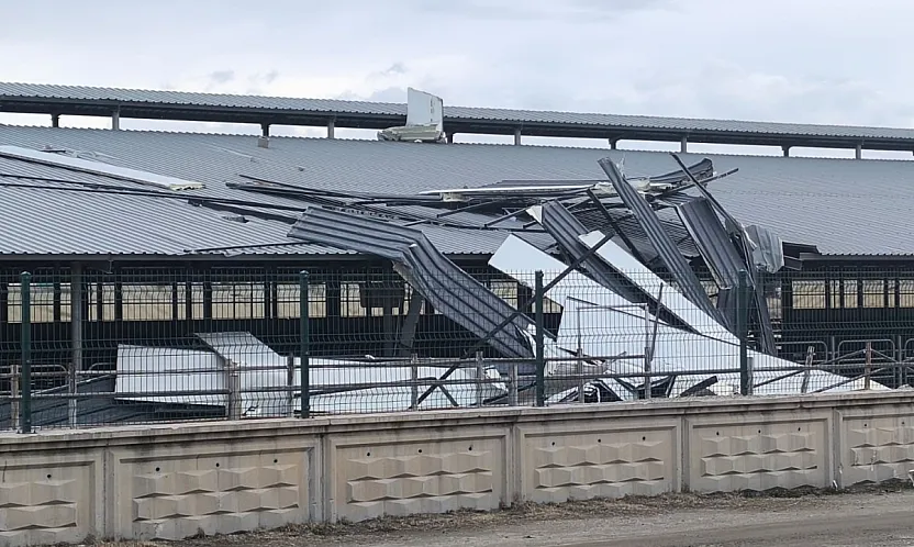 Afyon'da Rüzgar Etkisi... Çatı Uçtu!