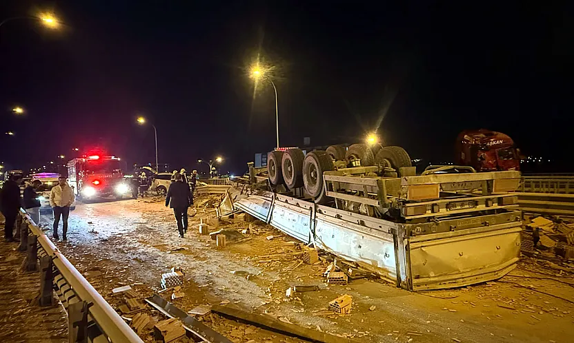 Afyon'da TIR ile Araçlar Çarpıştı, TIR Devrildi, Yol Kapalı, Yaralılar Var