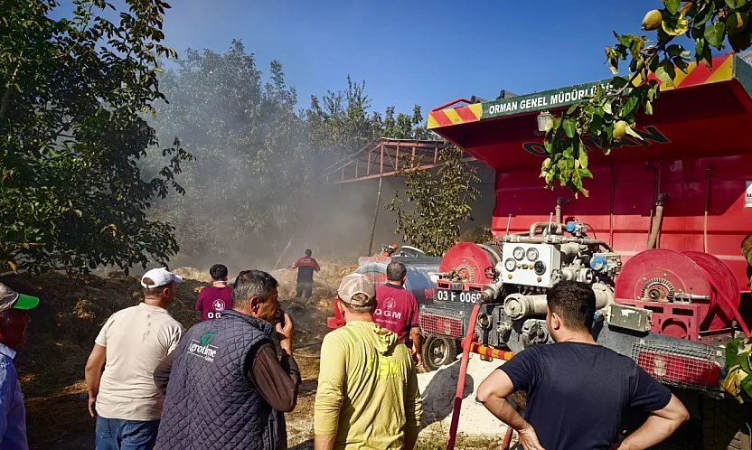 Afyon'da Yangın Dehşeti! Alevler Traktöre De Sıçradı