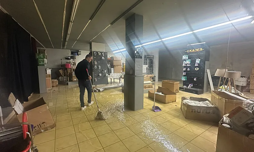 Afyon'da Yıkım Kabusa Döndü! 300 Ton Su İş Yerini Sular Altında Bıraktı