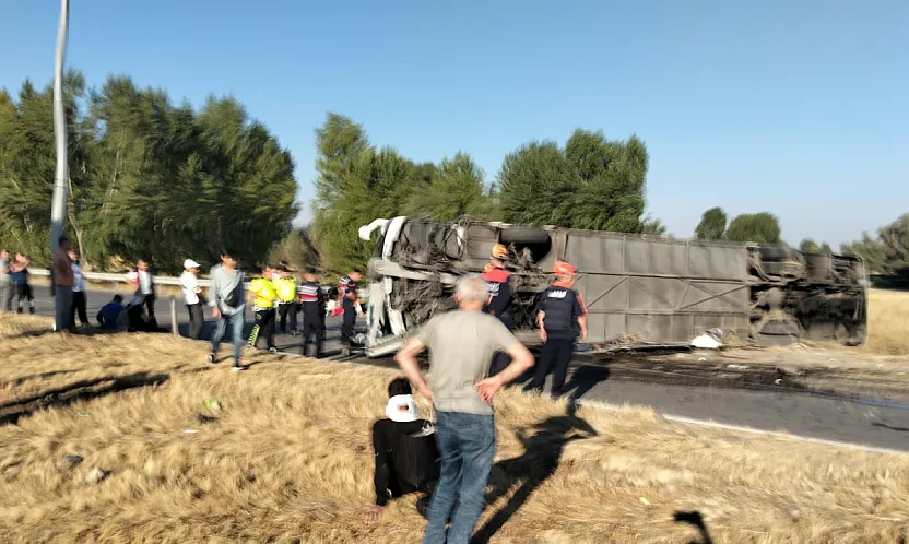 Afyon'da Yolcu Otobüsü Devrildi: 22 Kişi Yaralandı