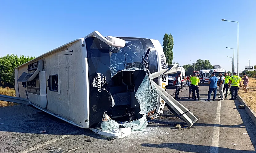 Afyon'da Yolcu Otobüsü Devrildi: 22 Kişi Yaralandı