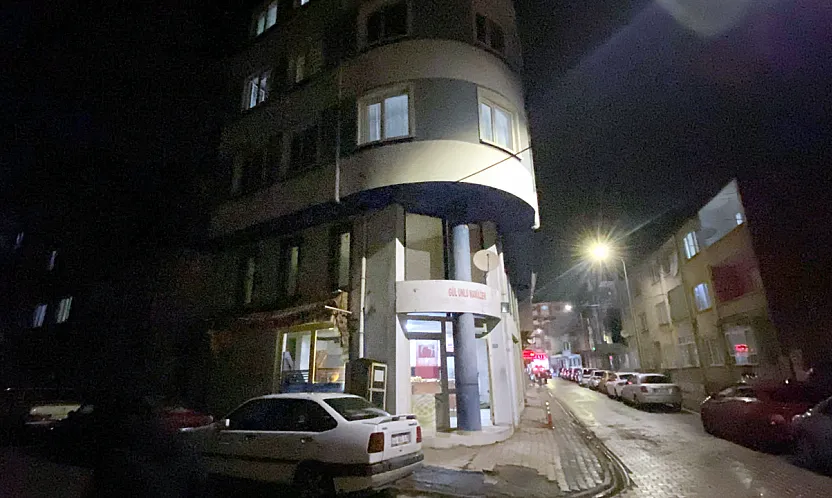 Afyon'daki O Binada Göçme Tehlikesi. Bina Boşaltılıyor