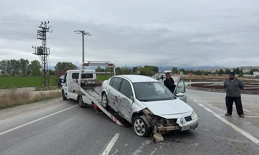 Emirdağ'da Trafik Kazası! Otomobil Refüje Girdi