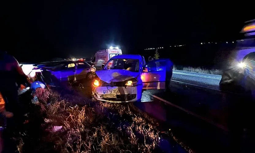 Afyon-Uşak Yolunda Feci Çarpışma: Kavşakta Can Pazarı!