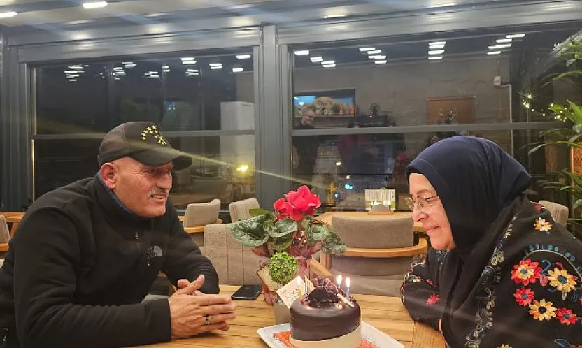 Afyon Vilayet Çay Bahçesi'nde İlk Kutlama Gazeteciden