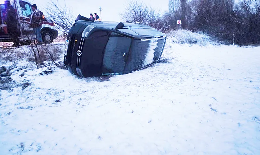 Afyonkarahisar'da Buzlanan Yolda Minibüs Şarampole Devrildi: 5 Yaralı