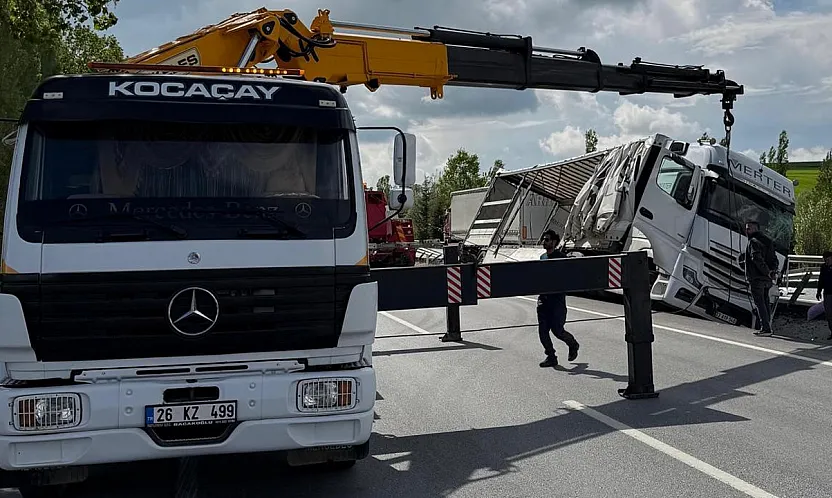 Afyonkarahisar'da Eşya Yüklü Tır Refüje Yan Yattı