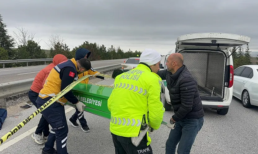 Afyonkarahisar'da Feci Kaza: Araç Refüje Girip Yan Yattı, 1 Ölü 2 Yaralı