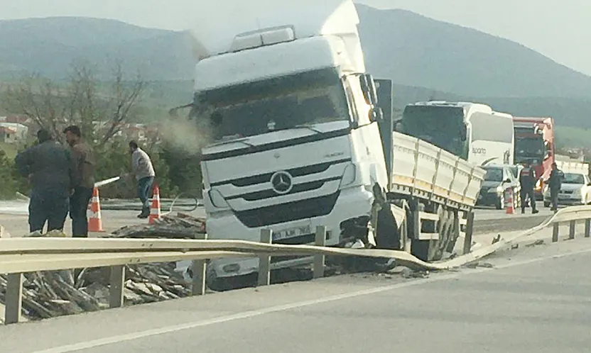 Afyonkarahisar'da Kontrolden Çıkan Tır Bariyerlere Çarptı