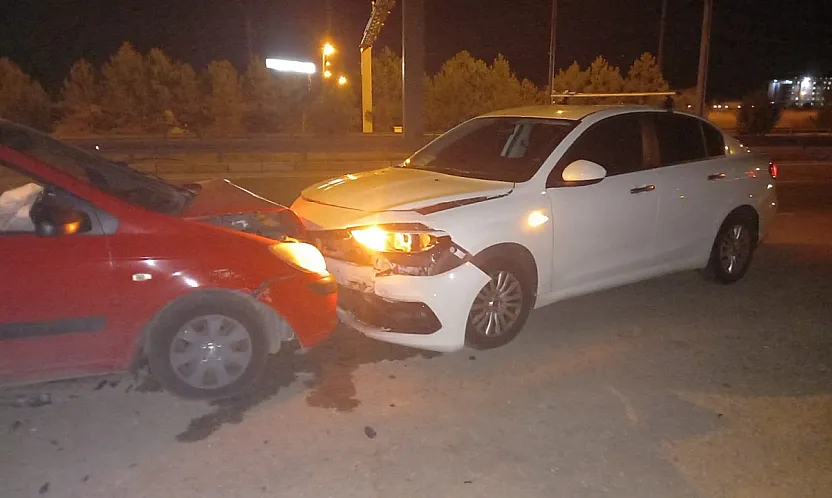 Afyonkarahisar'da Korkutan Kaza: Otomobil Polis Aracına Çarptı