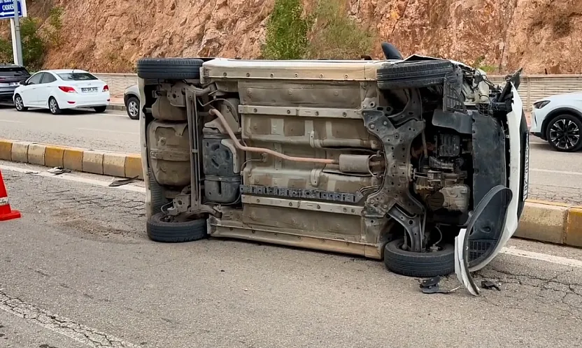Afyonkarahisar'da Korkutan Kaza! Devrilen Otomobilden Burnunu Bile Kanamadan Çıktı