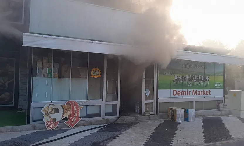 Afyonkarahisar'da Markette Yangın Çıktı, Ekipler Müdahale Etti