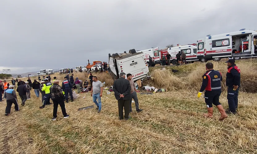 Afyonkarahisar'da Midibüs Şarampole Devrildi: 25 Kişi Yaralandı