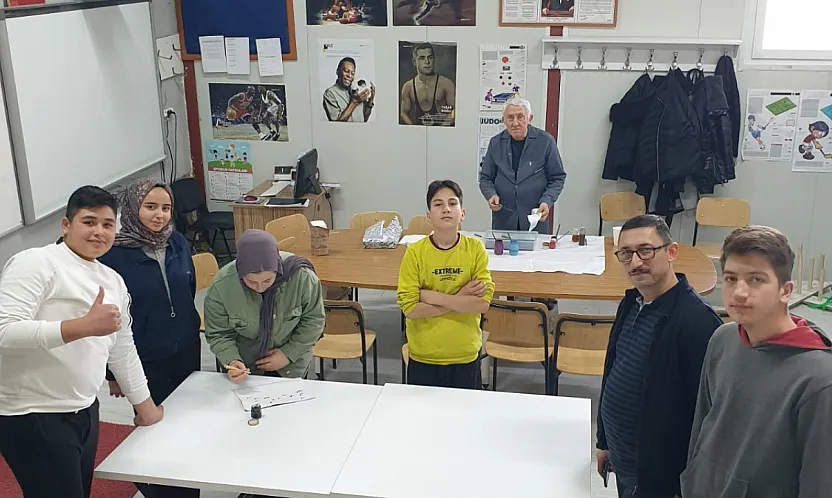 Afyonkarahisar'da Öğrenciler Hem Öğreniyor Hem De Üretiyor