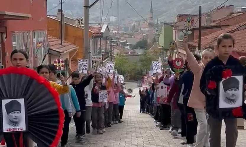 Afyonkarahisar'da Öğrencilerden Ata'ya Saygı Yürüyüşü