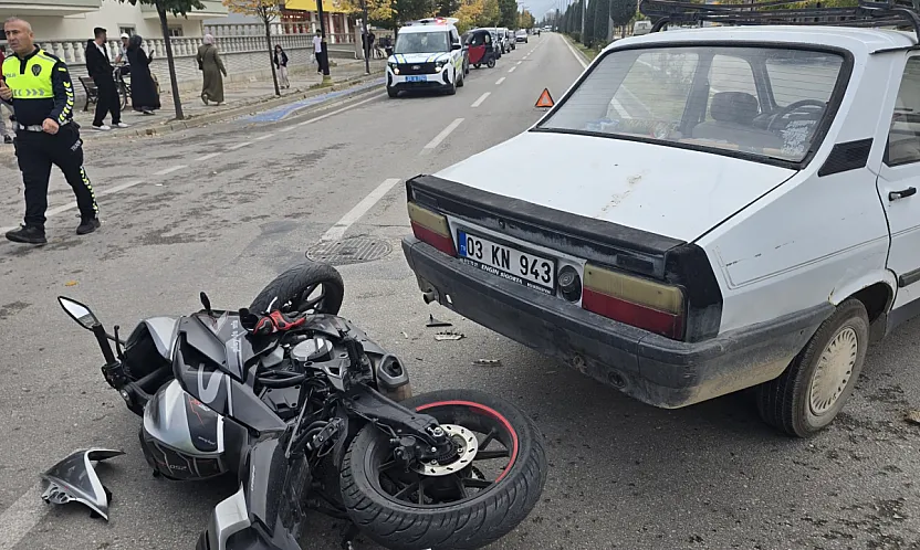 Afyonkarahisar'da Otomobil ile Motosiklet Çarpıştı: 1 Yaralı