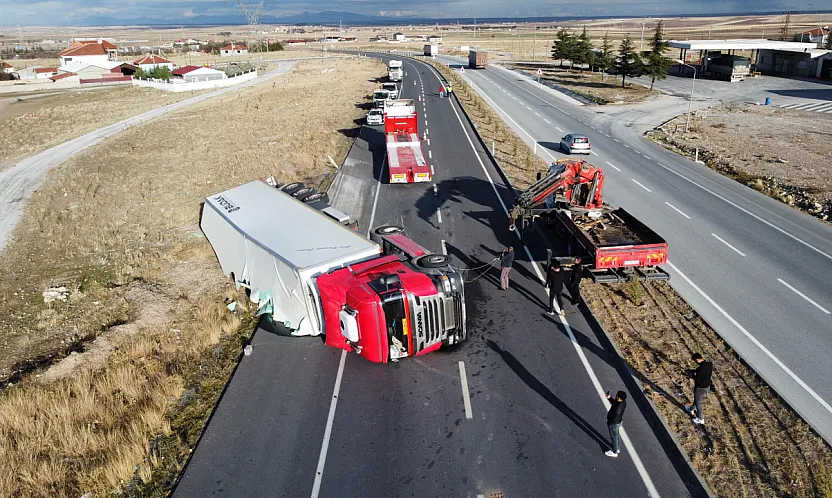 Afyonkarahisar'da Tır Devrildi: 20 Ton Meyve Yola Saçıldı