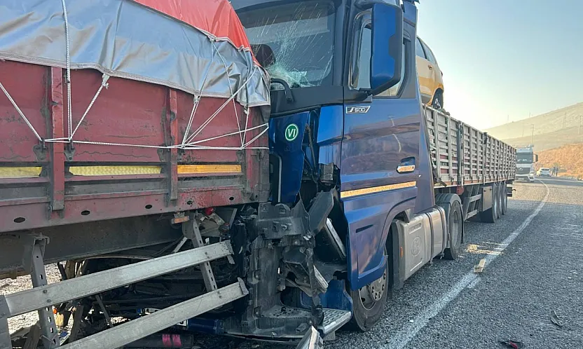 Afyonkarahisar'da Tır Tırla Çarpıştı