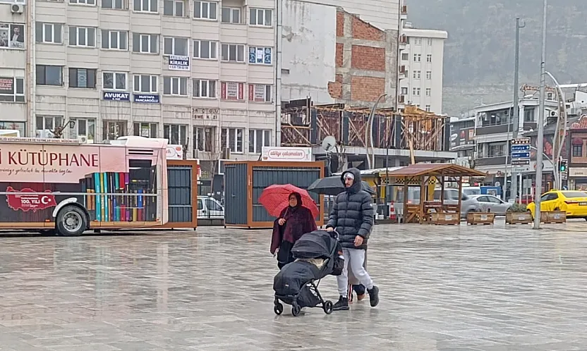 Afyonkarahisar Yeni Güne Yağışlı Hava İle Başladı